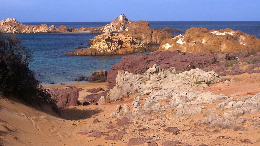 Roja como Cala Pregonda en Menorca