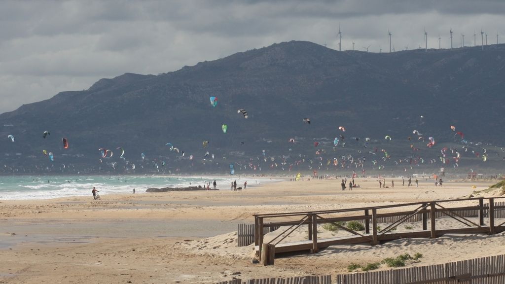 El destino "dorado" de los surferos: Playa Punta Paloma en Cádiz
