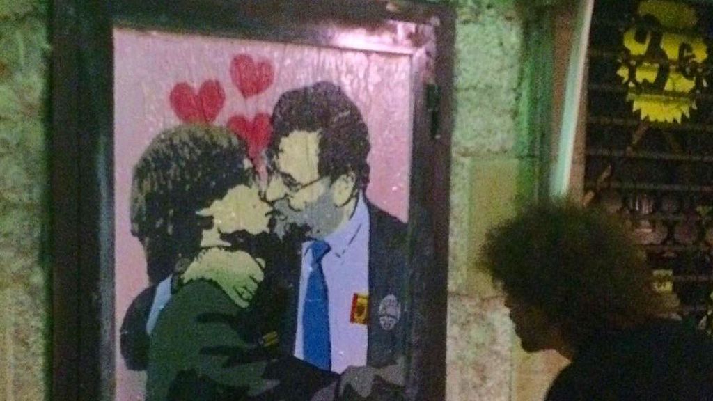 Un dibujo con Rajoy y Puigdemont besándose adorna la plaza 