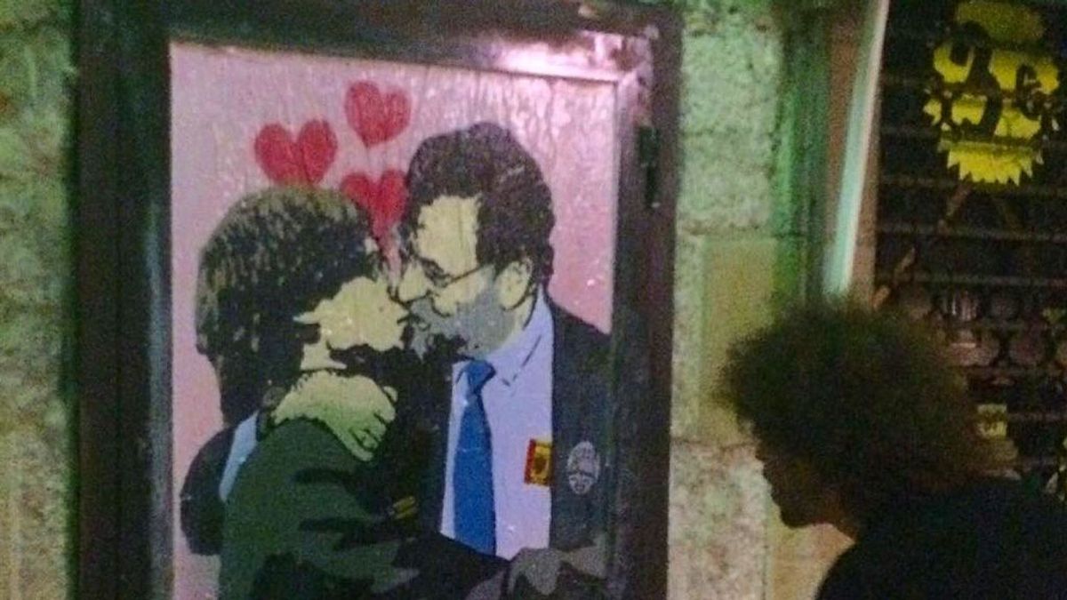 Un dibujo con Rajoy y Puigdemont besándose adorna la plaza Sant Jaume de Barcelona