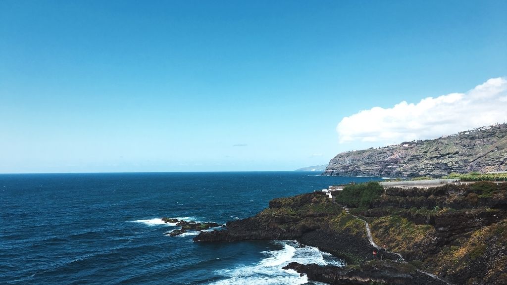 Volcánica y negra en la Playa El Bollullo en Tenerife, Canarias