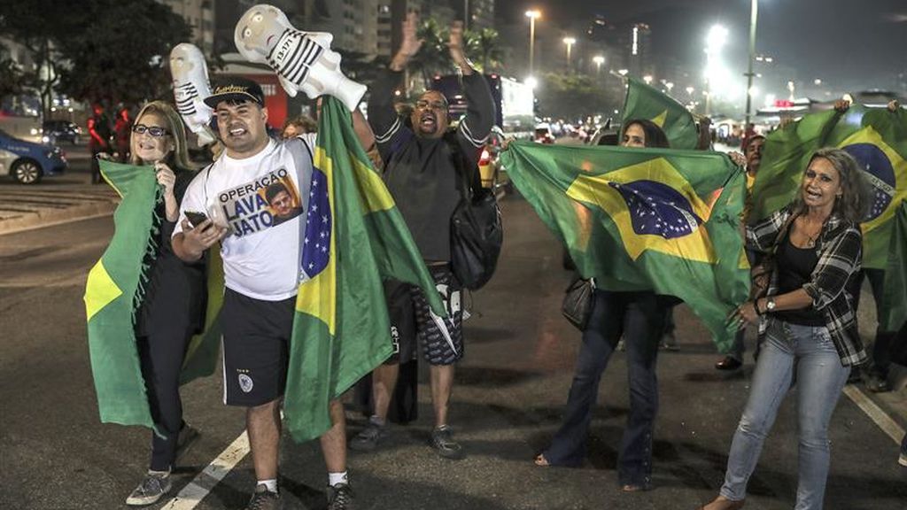 Manifestantes celebran la condena contra el expresidente Lula Da Silva
