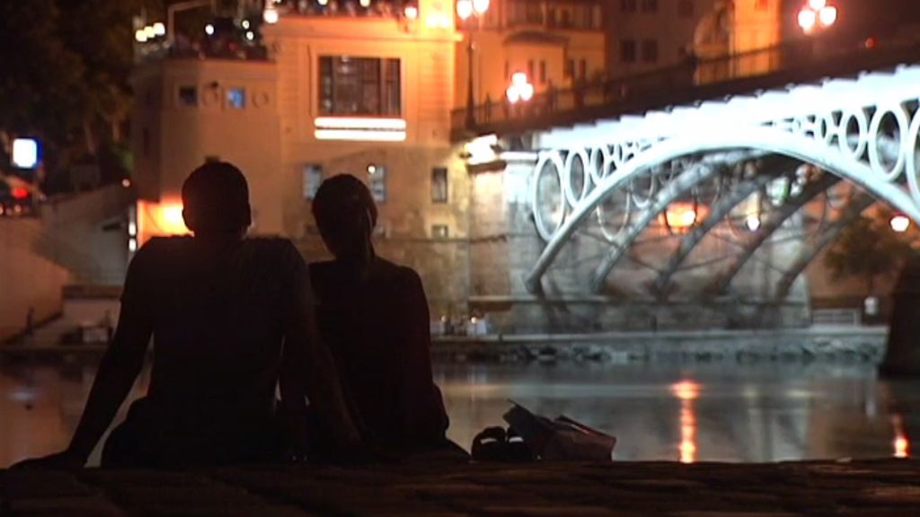 Los sevillanos 'acampan' en las calles de noche: conciliar el sueño, imposible por el calor