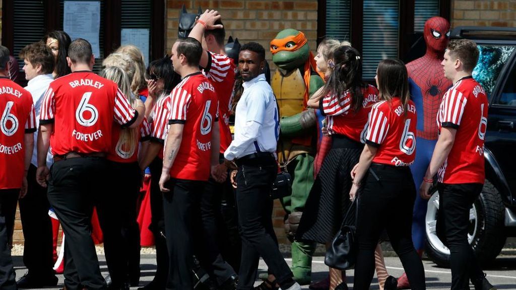 Miles de personas, incluido Defoe, dan el último adiós a Bradley Lowery con camisetas de fútbol con su nombre