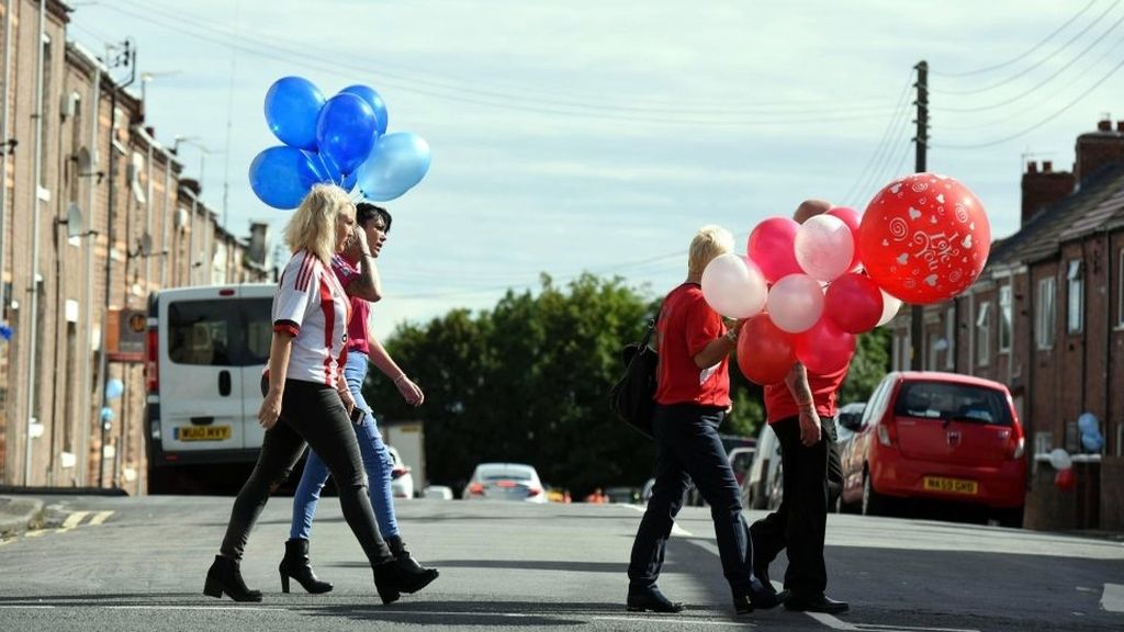 Sus superhéroes favoritos, su mejor amigo Defoe, su familia y miles de personas despiden a Bradley Lowery en su funeral