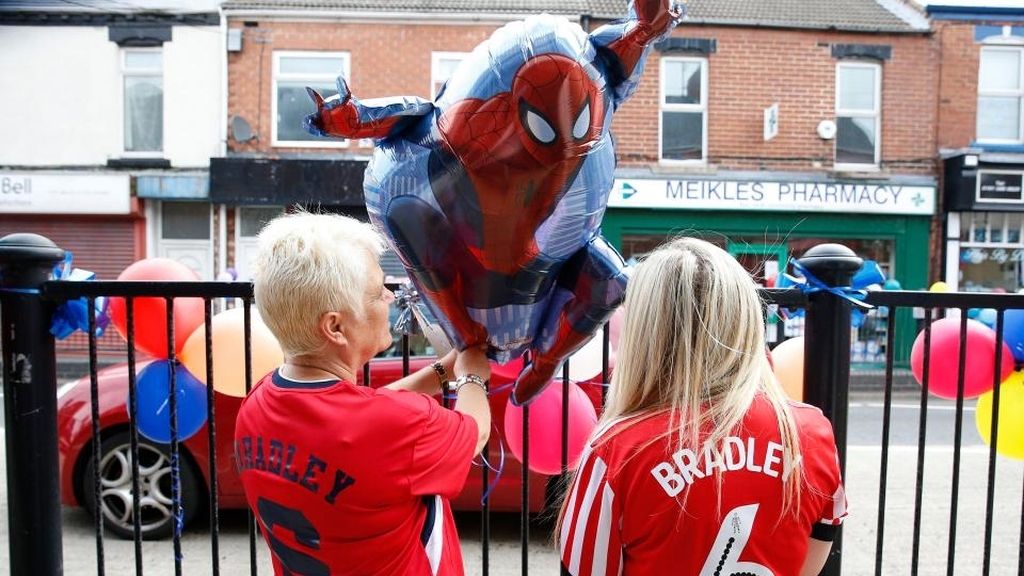 Sus superhéroes favoritos, su mejor amigo Defoe, su familia y miles de personas despiden a Bradley Lowery en su funeral