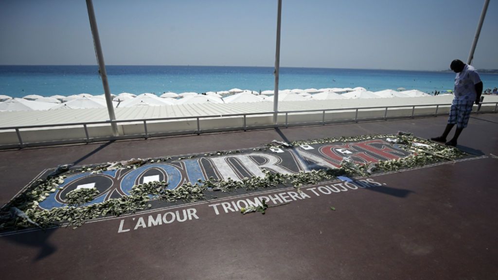 Francia recuerda a las 86 personas que fueron asesinadas en Niza