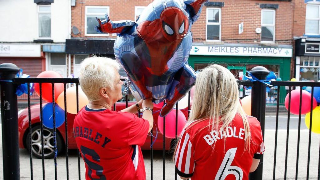 Niños en el funeral Bradley Lowery