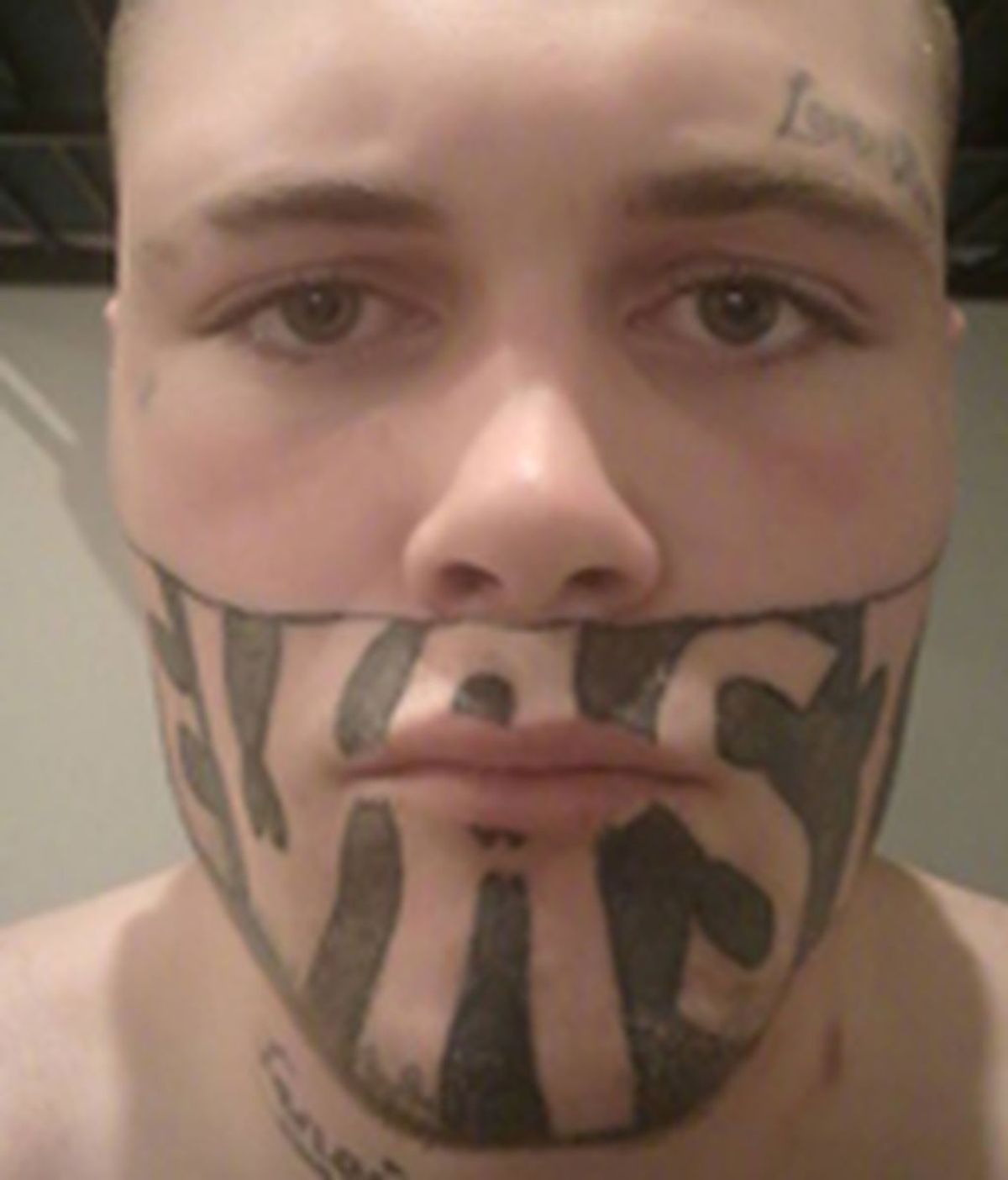 Un joven "no encuentra trabajo" por un tatuaje que le cubre la mitad de la cara