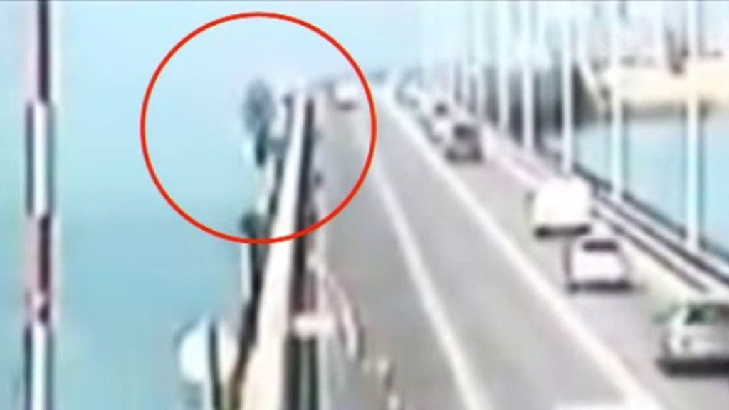 El angustioso momento en que un camión cae al agua desde un puente