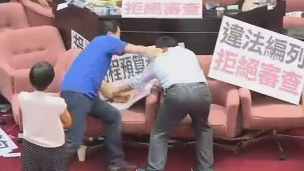A puñetazo limpio entre los diputados del parlamento de Taiwán