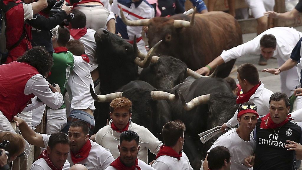 Los Miuras protagonizan el encierro más rápido de Sanfermines sin heridos por asta