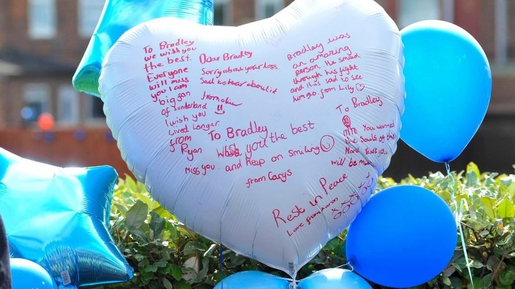 Sus superhéroes favoritos, su mejor amigo Defoe, su familia y miles de personas despiden a Bradley Lowery en su funeral