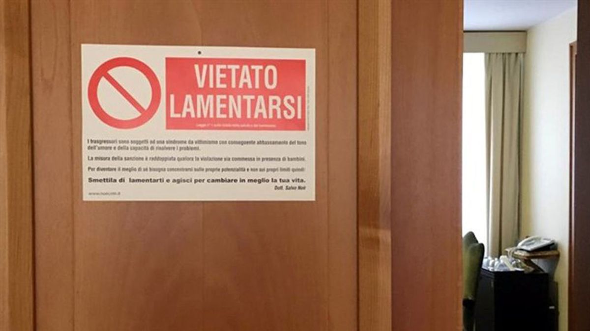 "Prohibido quejarse", el cartel que el Papa Francisco tiene en la puerta de su habitación