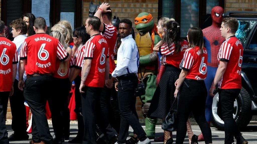 Sus superhéroes favoritos, su mejor amigo Defoe, su familia y miles de personas despiden a Bradley Lowery en su funeral