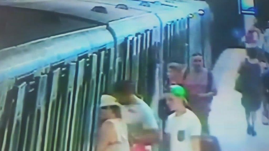 La impactante escena en la que una mujer es arrastrada por un vagón en el Metro de Roma