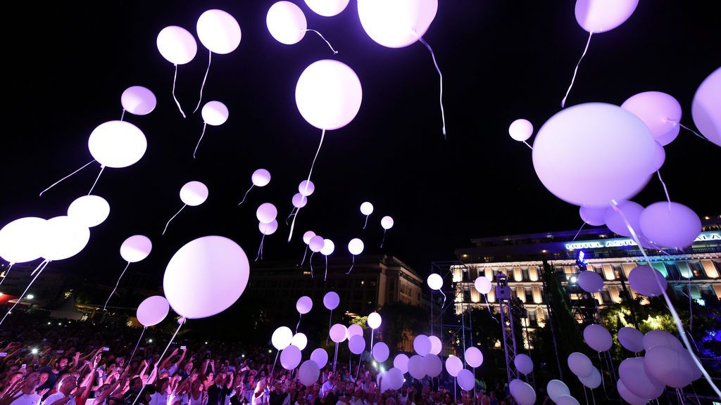 Globos y rayos láser, en recuerdo a las 86 víctimas mortales del atentado en Niza