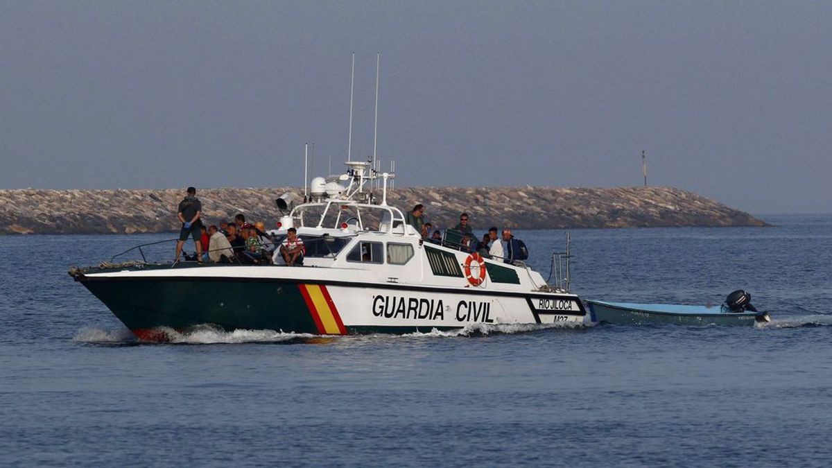 Rescatada una patera con 34 personas, dos menores, y localizada otra en el Mar de Alborán
