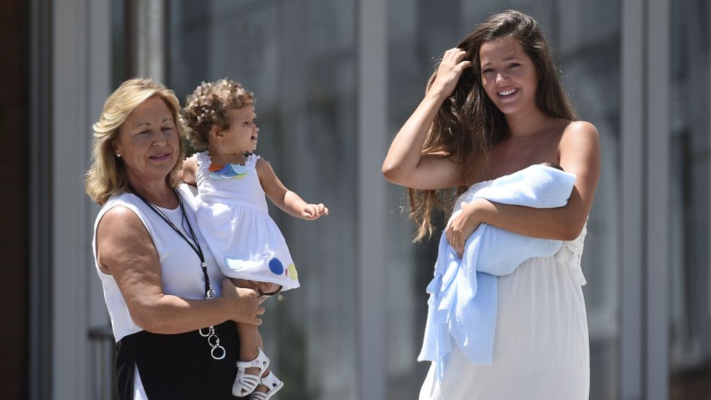 Malena Costa presenta a su bebé, con la ausencia de Mario Suárez
