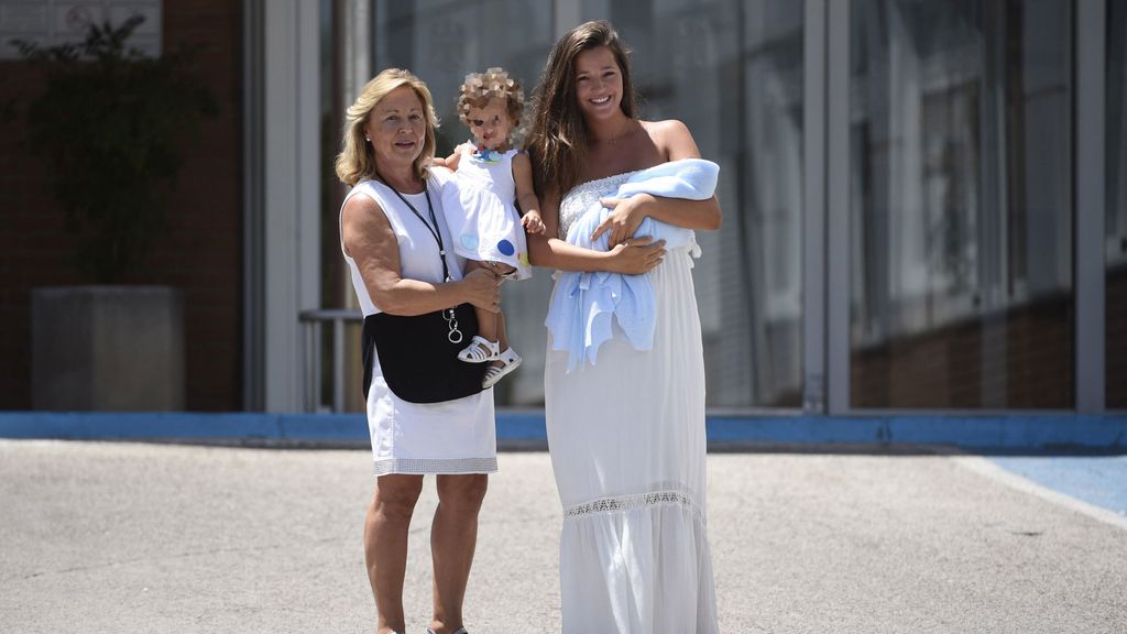 Malena Costa presenta a su bebé, con la ausencia de Mario Suárez