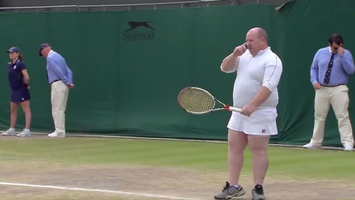 Un aficionado, vestido con la falda de Kim Clijsters, protagoniza el punto más bizarro de Wimbledon
