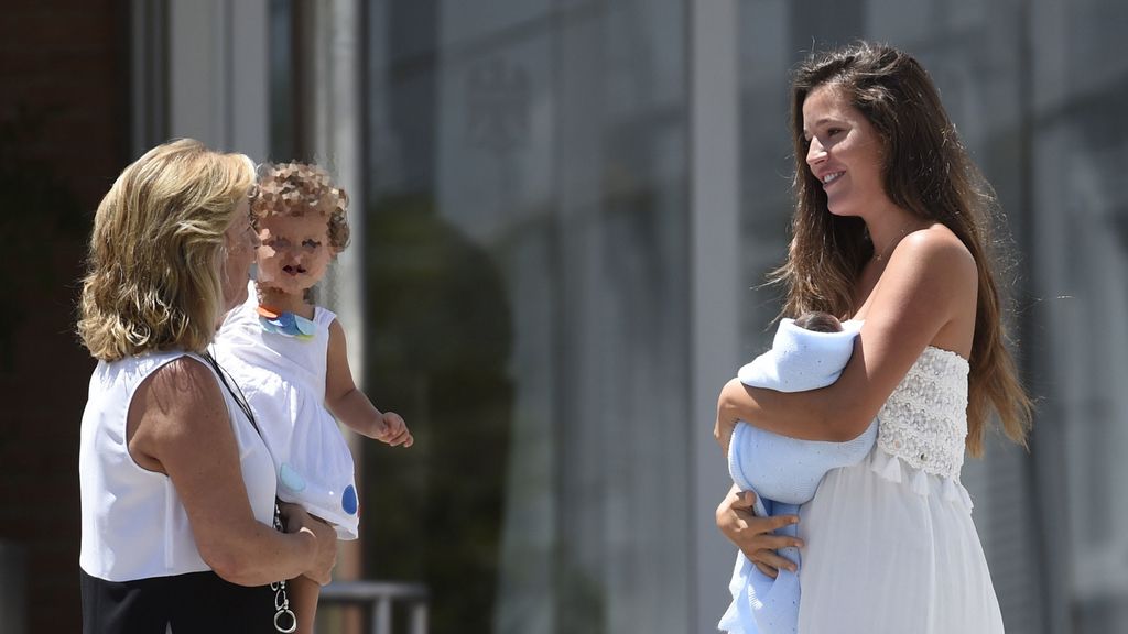 Malena Costa presenta a su bebé, con la ausencia de Mario Suárez