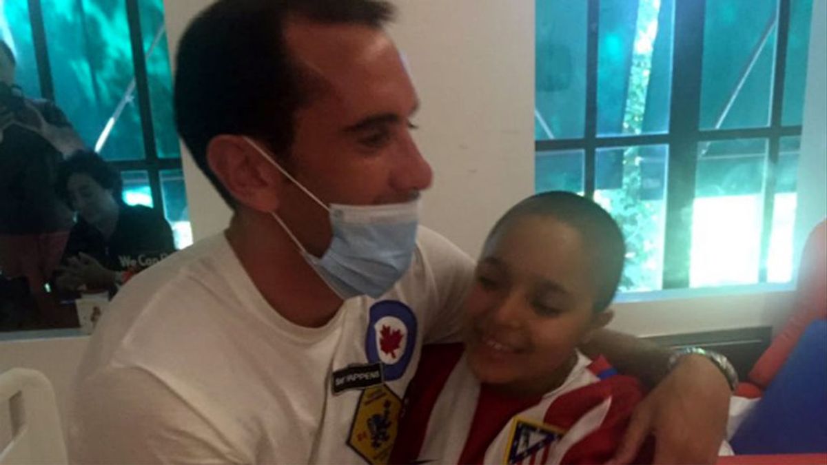 Godín cumple el sueño de Ruth, una joven aficionada del Atlético de Madrid que sufre una enfermedad rara