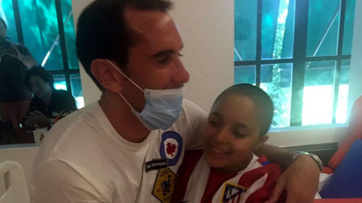 Godín cumple el sueño de Ruth, una joven aficionada del Atlético de Madrid que sufre una enfermedad rara Godín cumple el sueño de Ruth, una joven aficionada del Atlético de Madrid que sufre una enfermedad rara