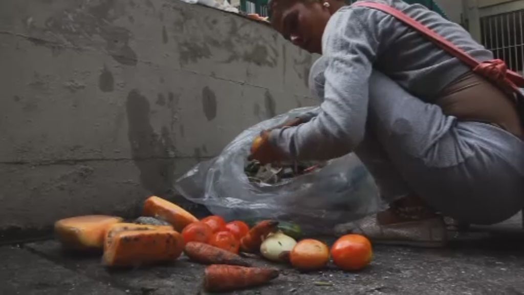 Las cloacas y la basura, los supermercados de muchos venezolanos