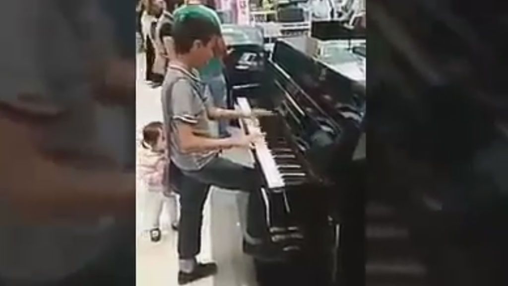 Un niño deslumbra tocando un piano en una tienda y se lleva una grata sorpresa