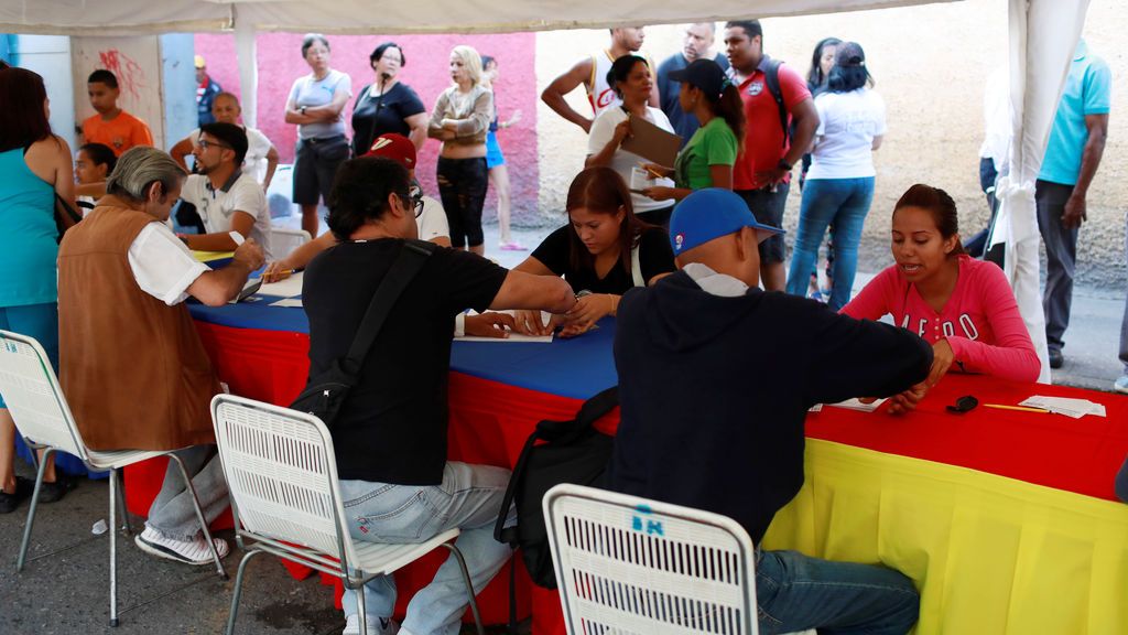 La oposición desafía a Maduro sacando las urnas a la calle