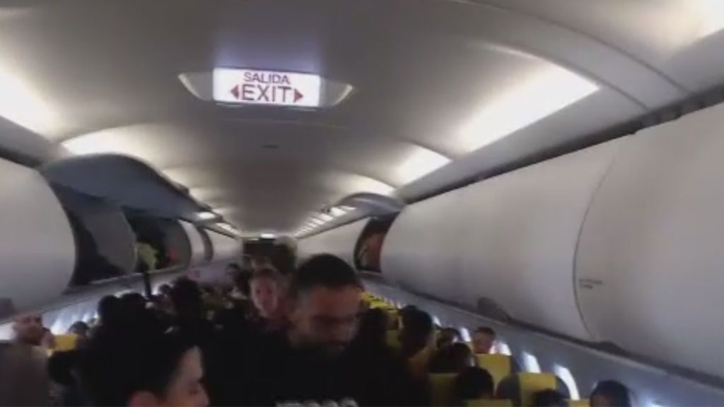 Motín en un avión en Barcelona para evitar la deportación de un inmigrante