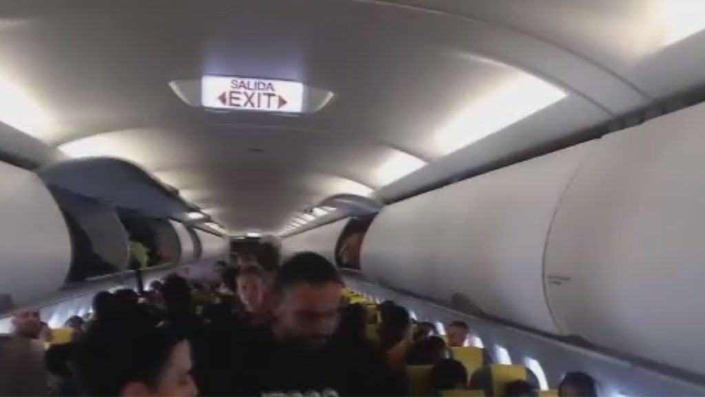 Motín en un avión en Barcelona para evitar la deportación de un inmigrante