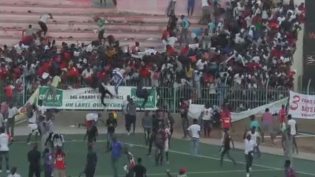 Ocho muertos en una estampida en un estadio de fútbol en Dakar
