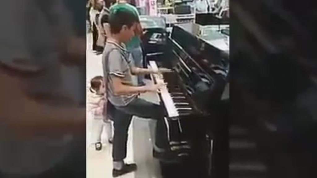 Un niño deslumbra tocando un piano en una tienda y se lleva una grata sorpresa