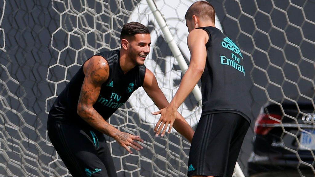 Theo Hernández ya posa como un auténtico vikingo (con cuernos incluidos)