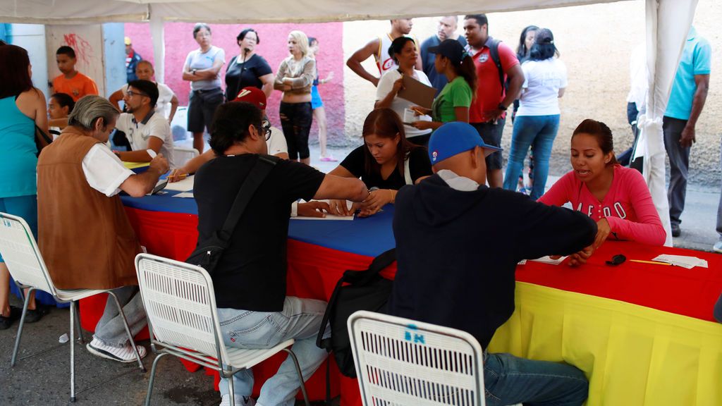 La oposición saca las urnas a la calle en Venezuela