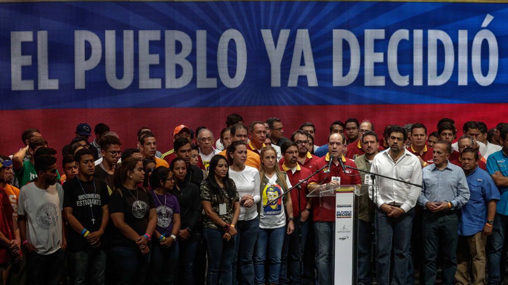 El masivo respaldo al simbólico plebiscito aumenta la presión sobre Nicolás Maduro