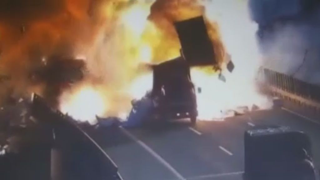 Brutal explosión tras el choque de dos camiones en China