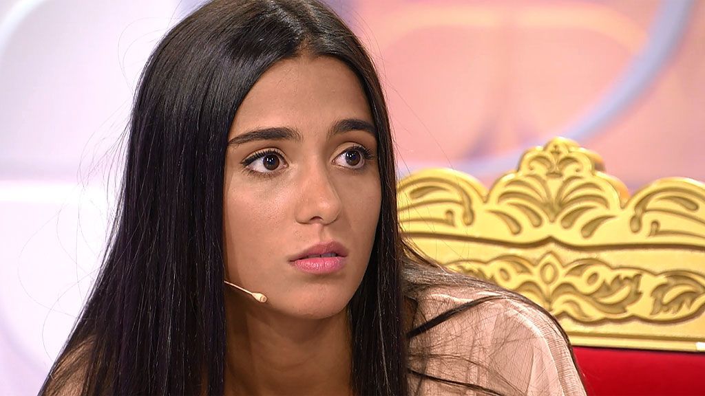 Claudia: “Mi trono me aburre hasta a mí”