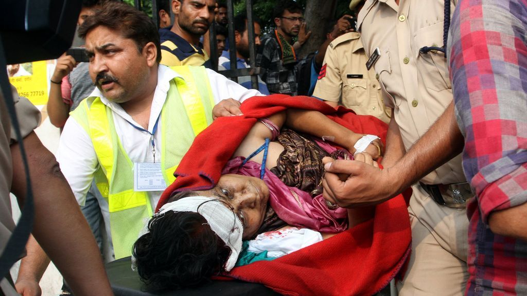 Dieciséis muertos y veintisiete heridos en la India al despeñarse un autobús