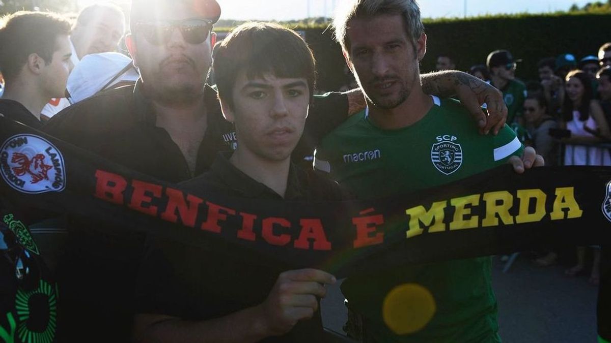 Coentrao la lía en Portugal posando con una bufanda que insulta al Benfica, su exequipo