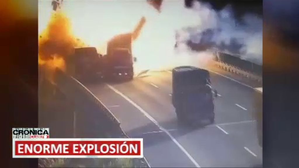 Brutal explosión al chocar dos camiones, atrapada por las puertas del Metro de Roma…