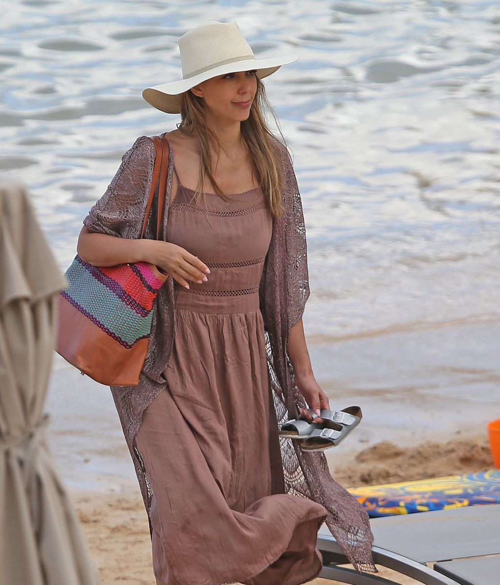 Nueva semana, nuevos rumores de embarazo...Jessica Alba luce tripita en Hawaii