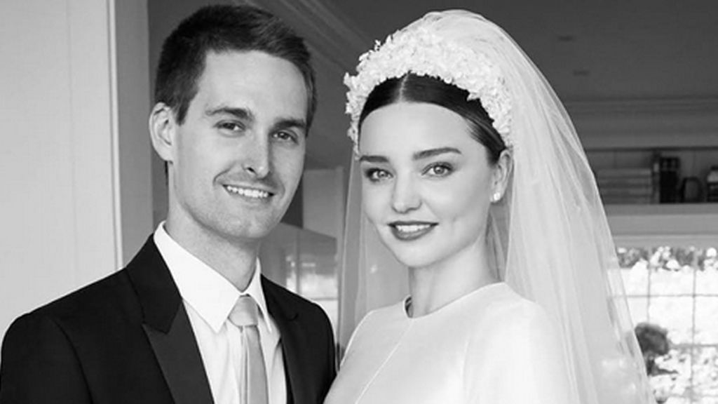 Dos meses después de la boda... ¡primera imagen del vestido de novia de Miranda Kerr!