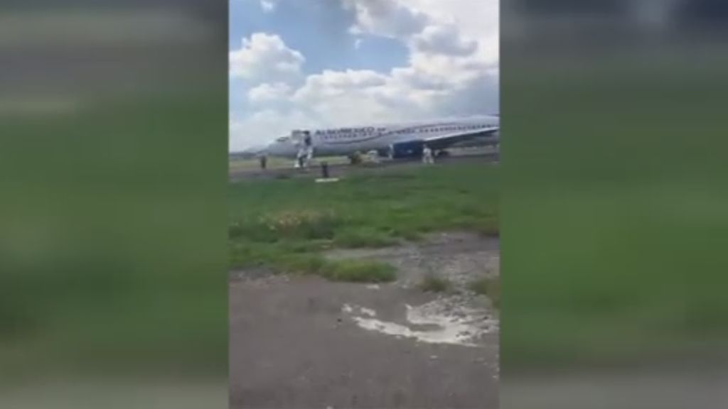 El momento en que evacúan de emergencia un avión en México