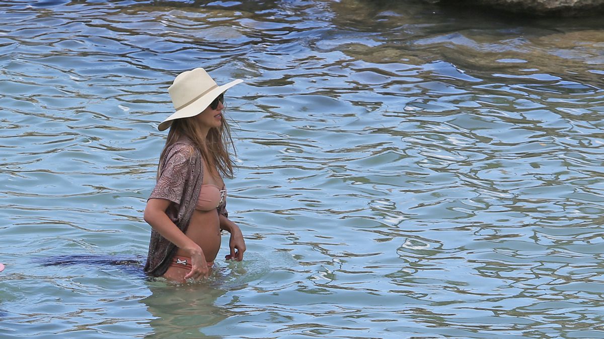 Nueva semana, nuevos rumores de embarazo...Jessica Alba luce tripita en Hawaii