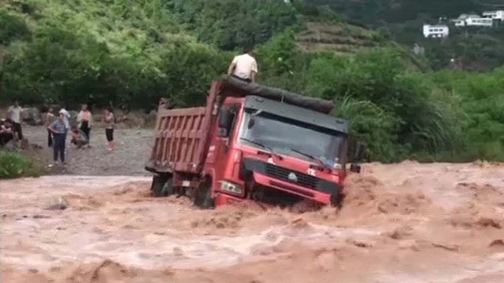 Angustioso rescate de un camionero chino atrapado por una riada
