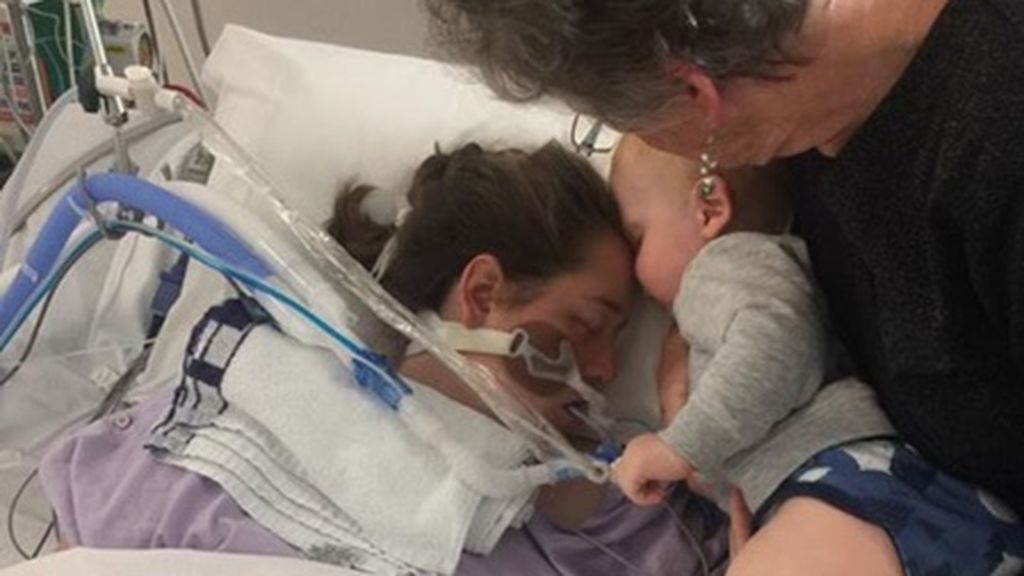 Un bebé le da el último beso a su madre antes de ser desconectada del soporte vital