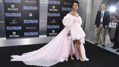 Vestido Pink Princess Con Sandalias Romanas Rihanna Lo Ha Vuelto A Hacer